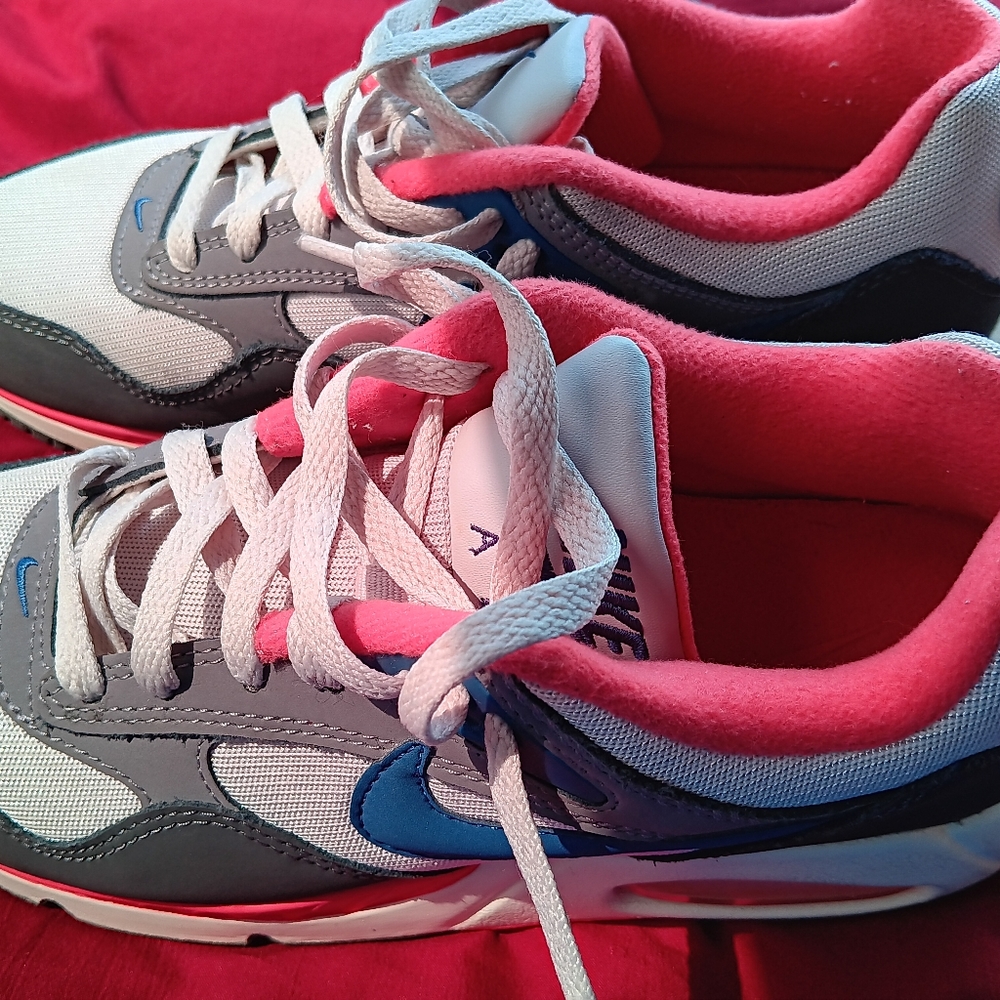 WOMEN NIKE AIR MAX CORRELATE SNEAKERS